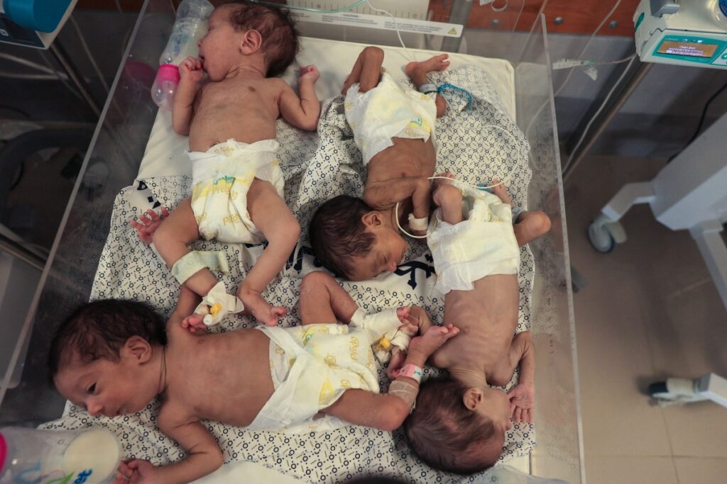 Los bebés prematuros palestinos, evacuados del hospital Al Shifa de la ciudad de Gaza, reciben atención antes de su traslado desde un hospital en Rafah, en el sur de la Franja de Gaza, a Egipto, el 20 de noviembre de 2023, en medio de las batallas en curso entre Israel y el grupo militante Hamás.