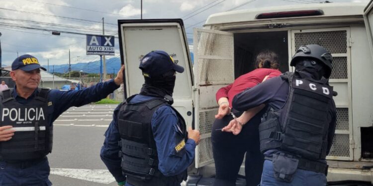 Handout picture released by Costa Rica's Ministry of Public Security showing Costa Rican police officers arresting a woman during an operation to dismantle a drug trafficking structure dedicated to the sale and distribution of fentanyl in the country and the region, in San Jose, Costa Rica, on November 21, 2023. - The organization sold the drug hidden with other synthetic drugs, and consumers, in most cases, were unaware of its content. The operation was carried out with the support of the Drug Control Administration of the United States of America (DEA). (Photo by Handout / Costa Rica's Ministry of Public Security / AFP) / RESTRICTED TO EDITORIAL USE - MANDATORY CREDIT "AFP PHOTO/COSTA RICA'S MINISTRY OF PUBLIC SECURITY " - NO MARKETING NO ADVERTISING CAMPAIGNS - DISTRIBUTED AS A SERVICE TO CLIENTS - RESTRICTED TO EDITORIAL USE - MANDATORY CREDIT "AFP PHOTO/Costa Rica's Ministry of Public Security " - NO MARKETING NO ADVERTISING CAMPAIGNS - DISTRIBUTED AS A SERVICE TO CLIENTS /