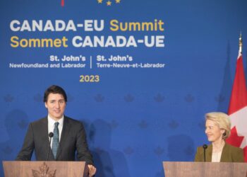 El Primer Ministro de Canadá, Justin Trudeau, y la Presidenta de la Comisión Europea, Ursula Von Der Leyen, hablan durante una reunión conjunta en la cumbre Unión Europea-Canadá en el museo The Rooms en St Johns, Canadá, el 24 de noviembre de 2023. (Foto por Alexis Aubin/AFP) ​