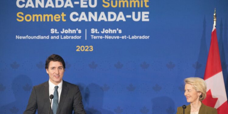 El Primer Ministro de Canadá, Justin Trudeau, y la Presidenta de la Comisión Europea, Ursula Von Der Leyen, hablan durante una reunión conjunta en la cumbre Unión Europea-Canadá en el museo The Rooms en St Johns, Canadá, el 24 de noviembre de 2023. (Foto por Alexis Aubin/AFP) ​