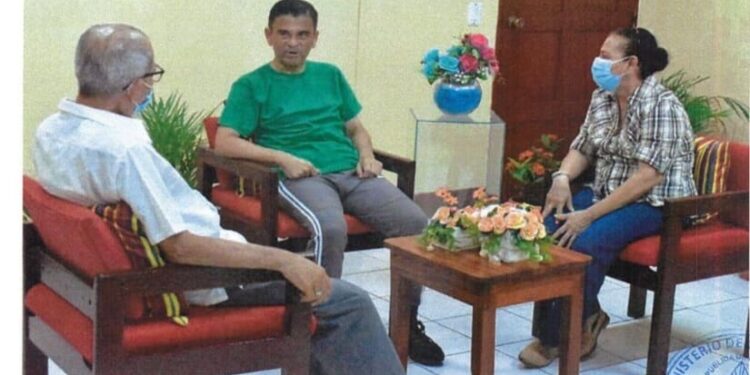 Dictadura de Ortega difunde fotos y video de visitas familiares al obispo Rolando Álvarez