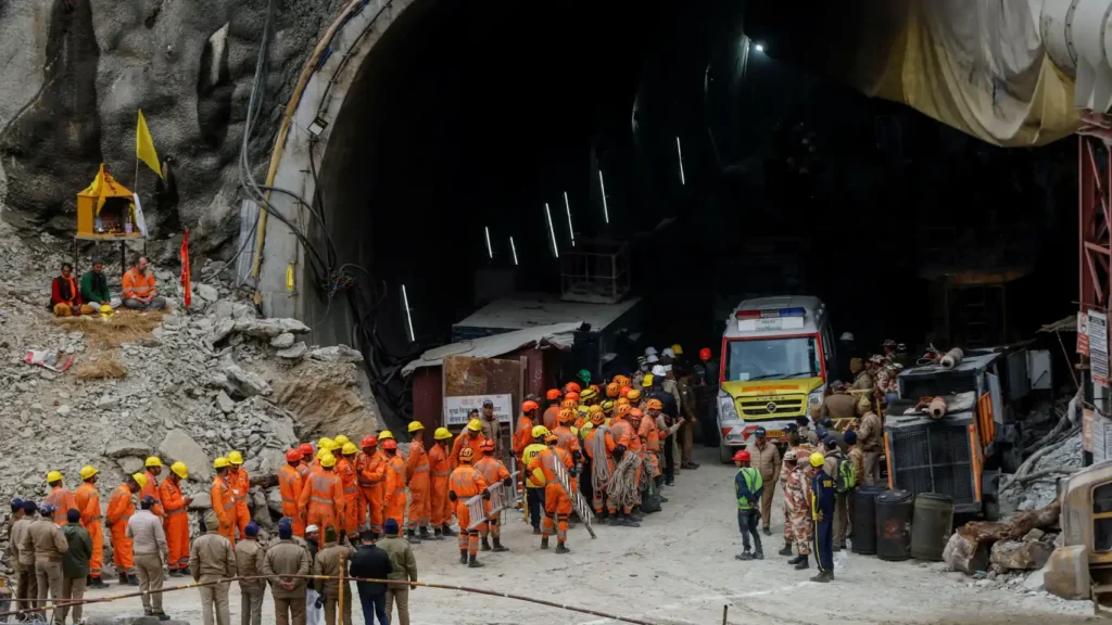 Rescatan a los 41 obreros atrapados en túnel de India desde hace 17 días