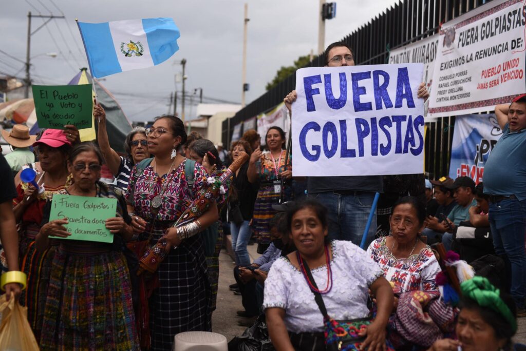 Liberan a tres fiscales retenidos dos meses por indígenas en Guatemala