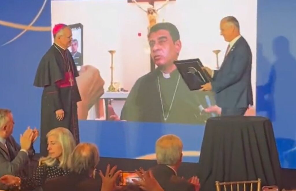 Monseñor Silvio Báez: «Recibir esta medalla es testigo del coraje de mi pueblo, que continúa resistiendo y perseverando»