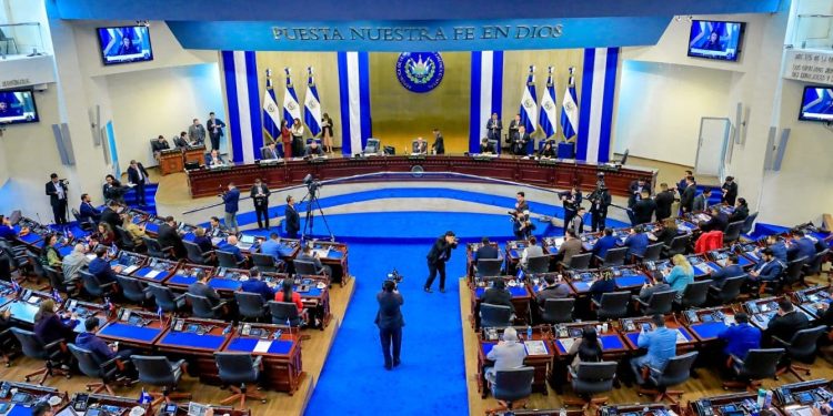El Salvador: eliminan ley que castigaba con cárcel a periodistas que difundieran mensajes de pandillas
