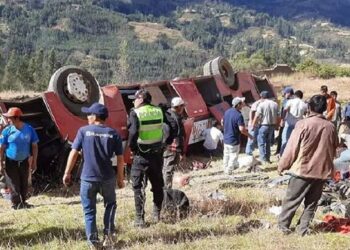Al menos 20 muertos por caída de autobús a un barranco en Perú