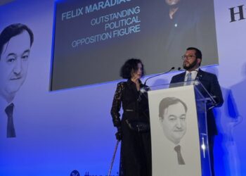 Félix Maradiaga recibe el reconocimiento Magnitski de manos de Binca Jagger.