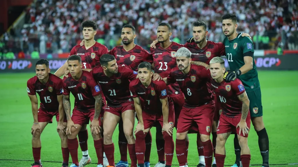 Venezuela acusa a Perú de «secuestro» de un avión y agresión contra la selección