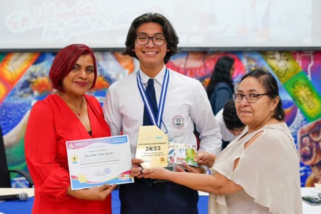 Hijo del preso político Jimmy Bonilla gana premio a mejor estudiante de secundaria. Foto: Redes sociales