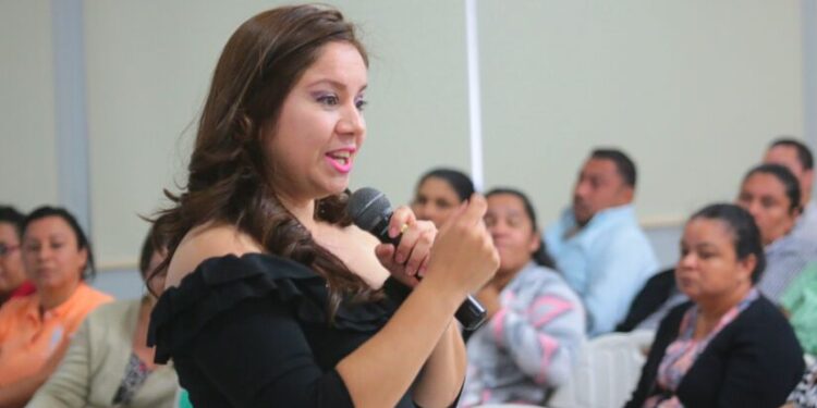 Mendy Aráuz, la nueva minustra orteguista de Educación, señalada de promover el odio contra opositores y la Iglesia católica.
