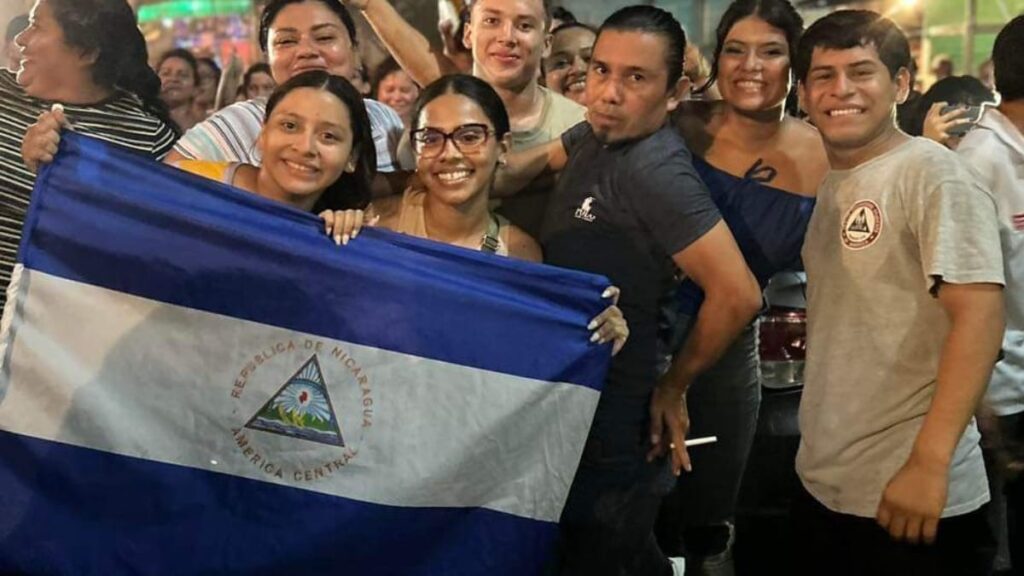Nicaragüenses celebran el triunfo de Sheynnis Palacios con caravanas y fiestas