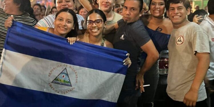 Nicaragüenses en las calles celebraron el triunfo de Sheynnis Palacios. Foto: Vos Tv.