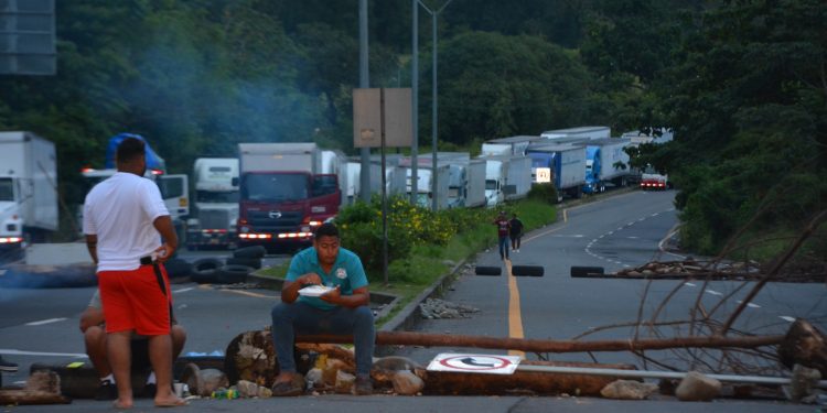 Conductores de carga de Centroamérica están «secuestrados» desde hace 34 días por protestas en Panamá. Foto: Luis Antonio Kelso.
