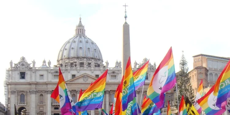 El Vaticano afirma que católicos transgénero pueden ser bautizados