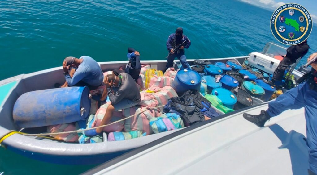 Incautan en Costa Rica dos toneladas de cocaína tras persecución marítima