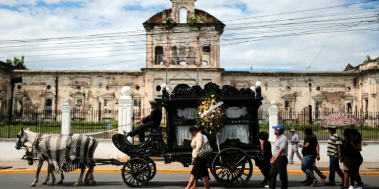 Ricos y pobres comparten la tradición de carruajes fúnebres en Nicaragua