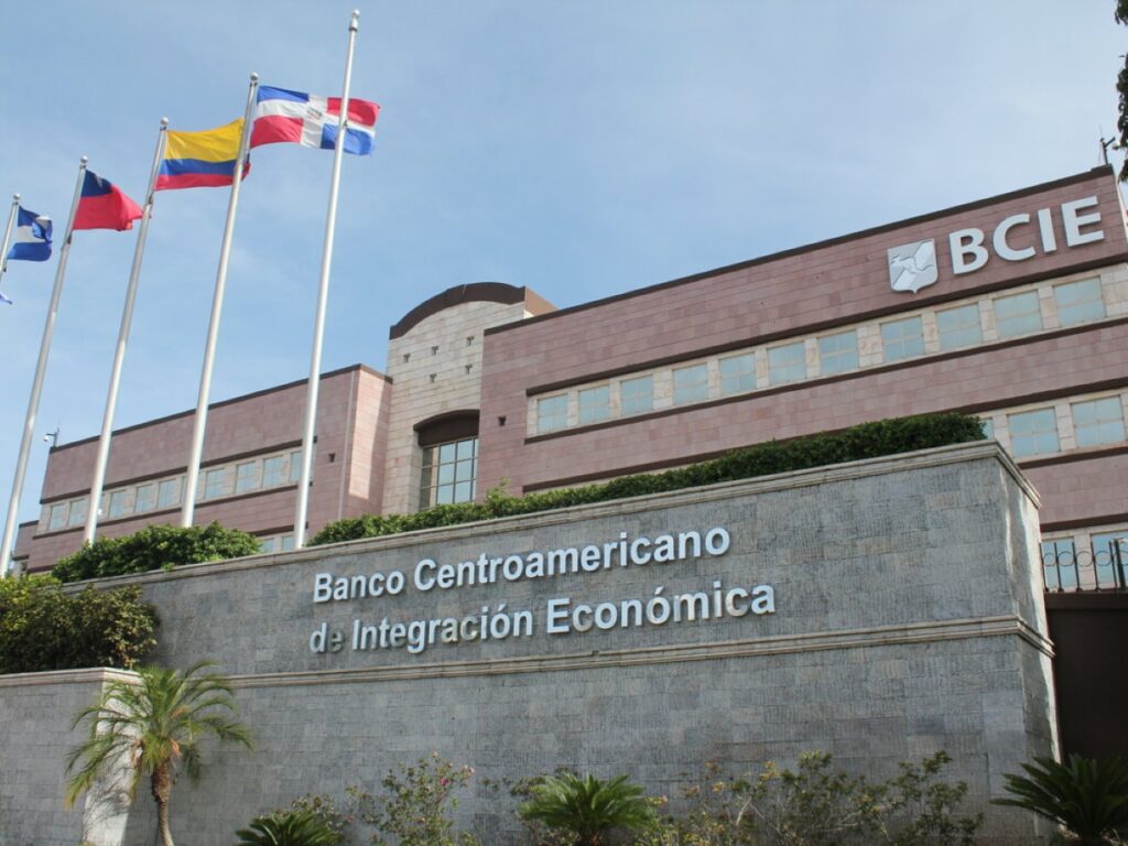 Opositores piden al BCIE que se «redireccione hacia un modelo que promueva la democracia para la región»