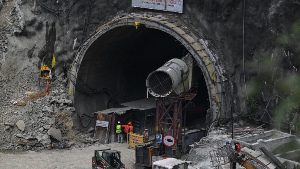 Ejército indio excavará manualmente para rescatar a trabajadores atrapados en túnel