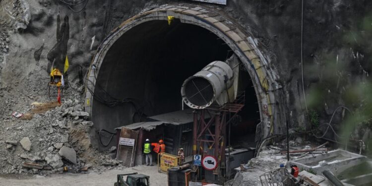 Ejército indio excavará manualmente para rescatar a trabajadores atrapados en túnel