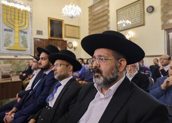 Los judíos iraníes, incluido el rabino principal Younes Hamami Lalehzar (centro), celebran una reunión antiisraelí en una sinagoga de Teherán en apoyo a los palestinos en Gaza el 30 de octubre de 2023, en medio de las batallas en curso entre Israel y el grupo palestino Hamas en la Franja de Gaza.