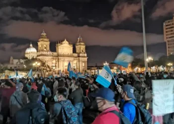 Miles de guatemaltecos exigen en las calles renuncia de fiscal general