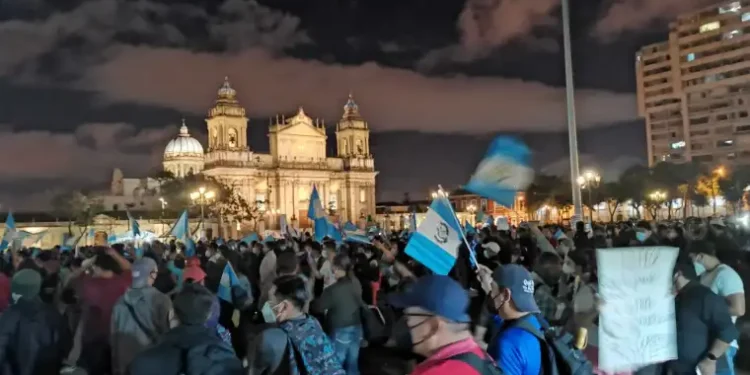 Miles de guatemaltecos exigen en las calles renuncia de fiscal general