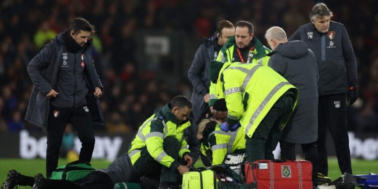 Capitán del equipo de fútbol inglés sufre un paro cardíaco en pleno partido