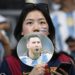 Un aficionado al fútbol sostiene un abanico con la imagen del jugador argentino Lionel Messi impresa antes de un partido amistoso entre Australia y Argentina en el estadio de los trabajadores de Beijing el 15 de junio de 2023. (Foto de WANG Zhao / AFP)