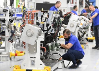 Un empleado de la empresa de tecnología alemana Bosch trabaja en módulos de energía de celda de combustible en el sitio de producción de la compañía en Stuttgart, sur de Alemania, el 12 de julio de 2023. Los módulos de energía de celda de combustible están construidos para camiones y funcionan con hidrógeno.