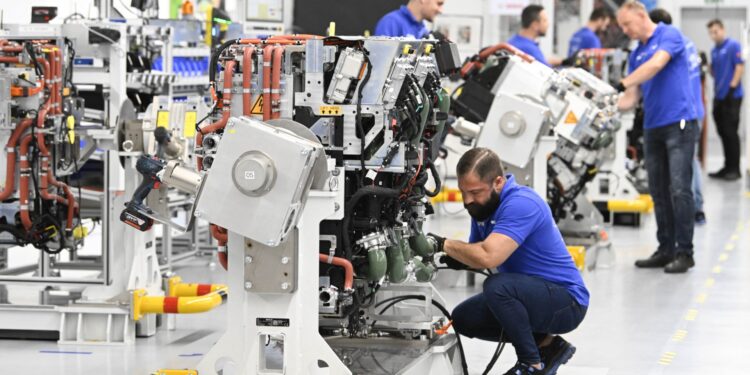 Un empleado de la empresa de tecnología alemana Bosch trabaja en módulos de energía de celda de combustible en el sitio de producción de la compañía en Stuttgart, sur de Alemania, el 12 de julio de 2023. Los módulos de energía de celda de combustible están construidos para camiones y funcionan con hidrógeno.