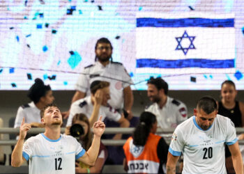 El centrocampista israelí #12 Gavriel Kanichowsky reacciona después de marcar un gol durante el partido de fútbol de clasificación del grupo I de la UEFA Euro 2024 entre Israel y Bielorrusia en el estadio Bloomfield de Tel Aviv el 12 de septiembre de 2023. (Foto de JACK GUEZ / AFP)
