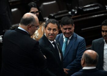 El presidente de la Corte Suprema de Justicia, Oscar Cruz (C), es visto en el Congreso de Guatemala en la Ciudad de Guatemala el 21 de noviembre de 2023. (Foto de Johan ORDÓÑEZ / AFP)