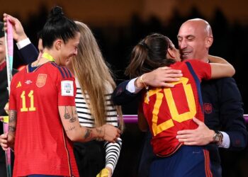 Luis Rubiales al felicitar a jugadoras de la selección femenina de fútbol de España. Foto: AFP