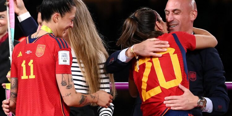 Luis Rubiales al felicitar a jugadoras de la selección femenina de fútbol de España. Foto: AFP