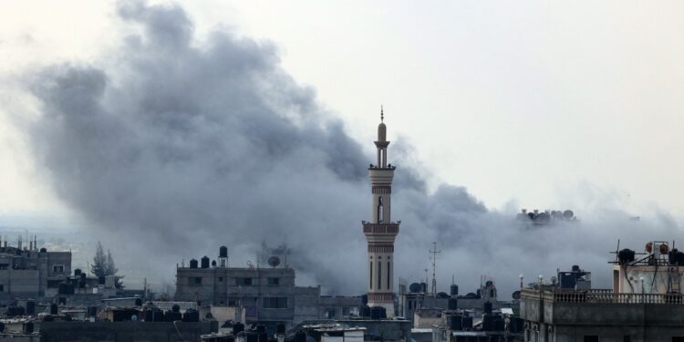 El humo se eleva sobre los edificios durante un ataque israelí en Rafah, cerca de la frontera con Egipto, en el sur de la Franja de Gaza, el 1 de diciembre de 2023, después de que se reanudaran las batallas entre Israel y el movimiento Hamás. - Una tregua temporal entre Israel y Hamás expiró el 1 de diciembre, y el ejército israelí dijo que se habían reanudado las operaciones de combate, acusando a Hamás de violar la pausa operativa. (Foto de SAID KHATIB / AFP)