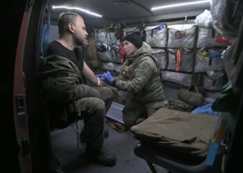La médica militar ucraniana Vasylyna (R), de 28 años, de la octogésima brigada separada de Asalto Aéreo trata a un militar herido en un vehículo de evacuación médica en un área no revelada en la región de Donetsk, el 30 de noviembre de 2023, en medio de la invasión rusa a Ucrania. (Foto de GENYA SAVILOV/ AFP)