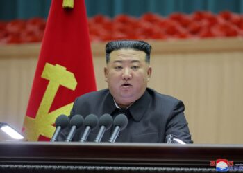 Esta fotografía tomada el 4 de diciembre de 2023 y publicada por la Agencia Central de Noticias Coreana (KCNA) oficial de Corea del Norte a través de KNS el 5 de diciembre de 2023 muestra al líder de Corea del Norte, Kim Jong Un, dirigiéndose al Quinto Congreso Nacional de Madres en Pyongyang. (Foto de KCNA VIA KNS / AFP) / Corea del Sur FUERA / COREA DEL SUR FUERA / REPÚBLICA DE COREA FUERA