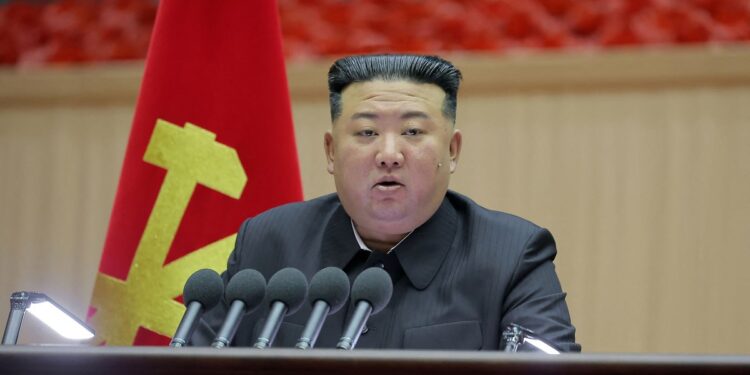 Esta fotografía tomada el 4 de diciembre de 2023 y publicada por la Agencia Central de Noticias Coreana (KCNA) oficial de Corea del Norte a través de KNS el 5 de diciembre de 2023 muestra al líder de Corea del Norte, Kim Jong Un, dirigiéndose al Quinto Congreso Nacional de Madres en Pyongyang. (Foto de KCNA VIA KNS / AFP) / Corea del Sur FUERA / COREA DEL SUR FUERA / REPÚBLICA DE COREA FUERA