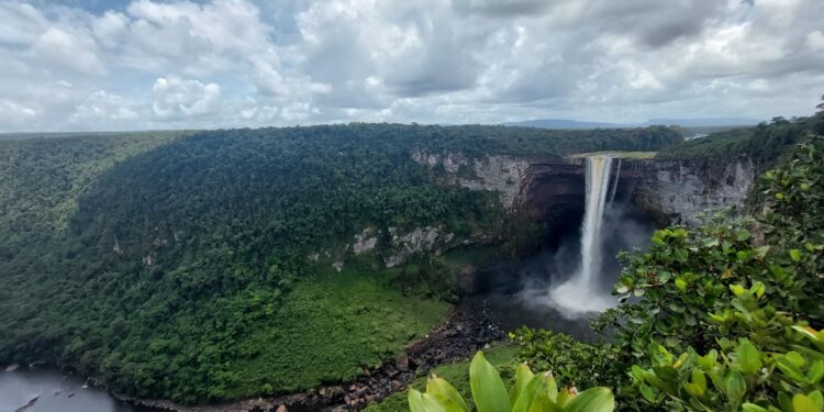Vista de Kaieteur, parte de Esequibo, la zona en disputa entre Guyana y Venezuela. Foto: AFP