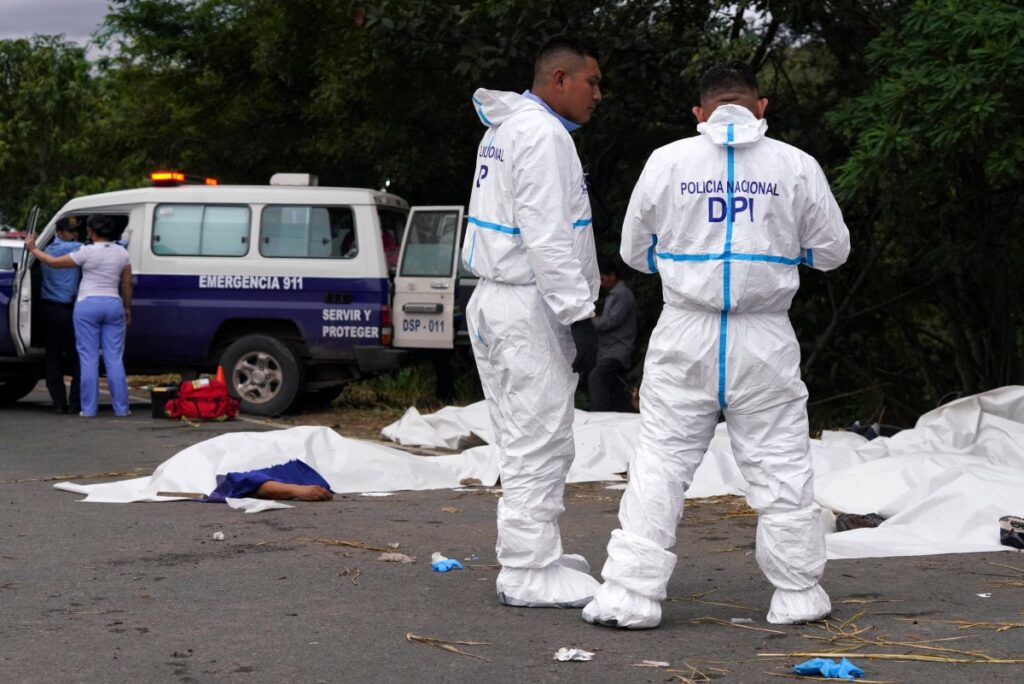 Al menos 13 muertos y unos 30 heridos al volcarse un autobús en Honduras