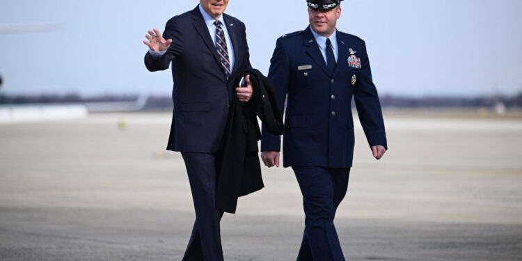 El presidente estadounidense Joe Biden (izq.) se dirige a abordar el Air Force One antes de partir de la Base Conjunta Andrews en Maryland el 5 de diciembre de 2023. Se espera que Biden asista a múltiples recepciones de campaña en el área metropolitana de Boston. (Foto de Mandel NGAN / AFP)