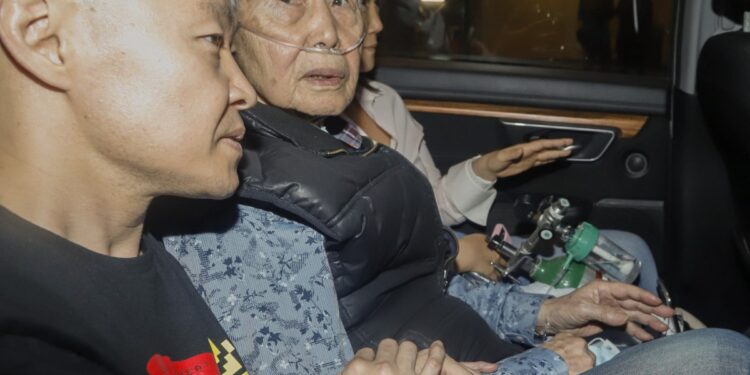 Alberto Fujimori sentado entre sus hijos Kenji y Keiko al salir de la prisión de Barbadillo en el este de Lima, Perú. Foto: AFP