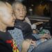 Alberto Fujimori sentado entre sus hijos Kenji y Keiko al salir de la prisión de Barbadillo en el este de Lima, Perú. Foto: AFP
