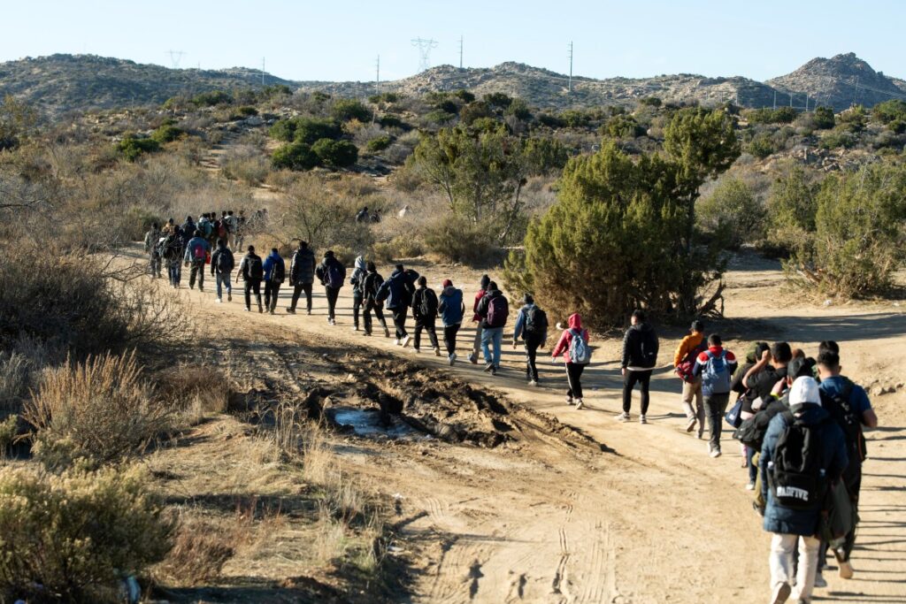 Policía de Guatemala retiene caravana de migrantes que salió de Honduras rumbo a EEUU
