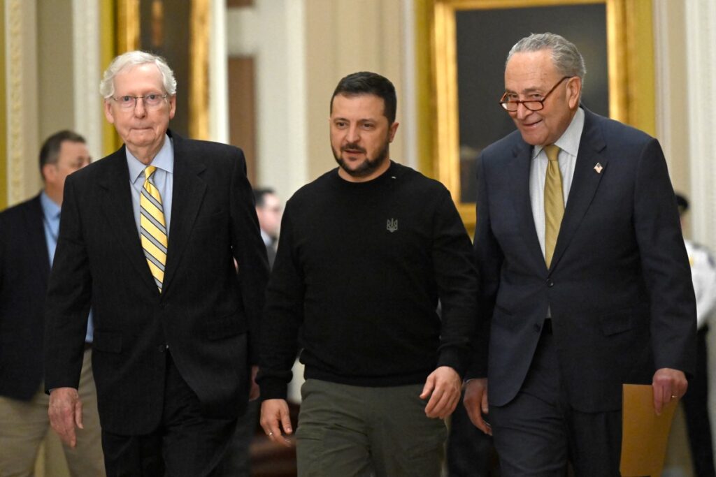 El presidente ucraniano, Volodymyr Zelensky (centro), acompañado por el líder de la mayoría del Senado estadounidense, Chuck Schumer (derecha), y el líder de la minoría, Mitch McConnell (izq.), llega para reunirse con miembros del Senado estadounidense en el Capitolio de Washington, DC, el 12 de diciembre de 2023. (Foto de ANDREW CABALLERO-REYNOLDS/AFP)