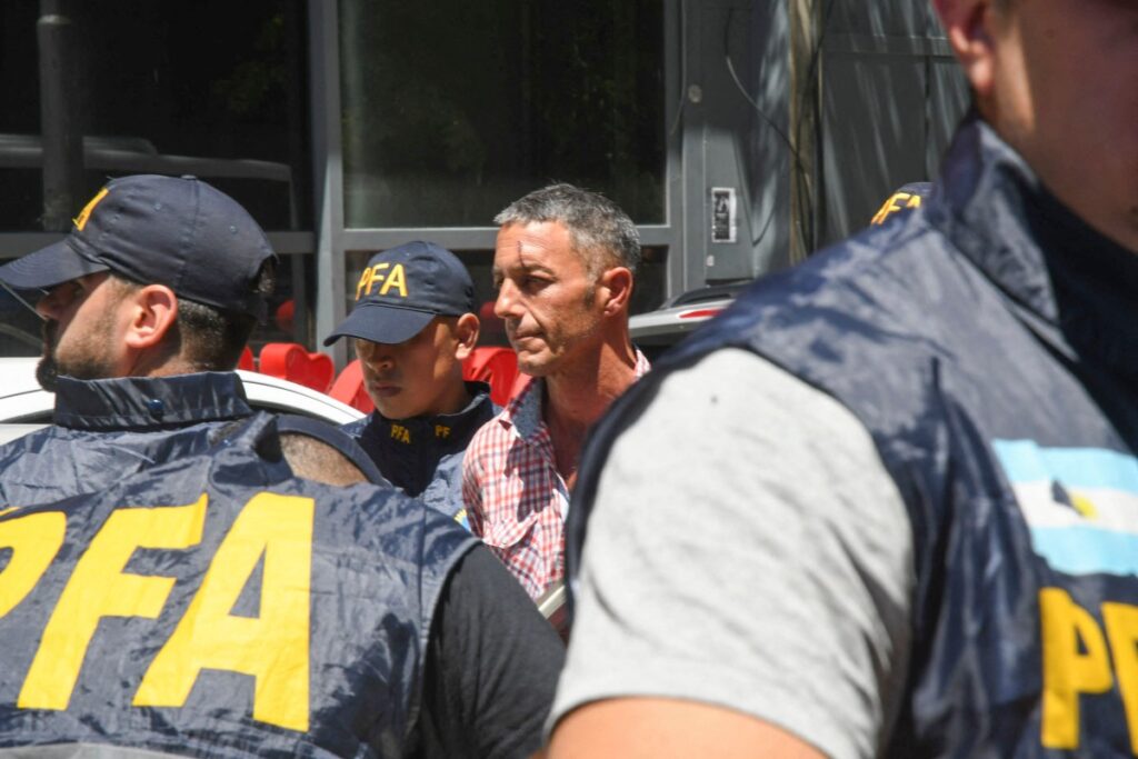 Detienen a un hombre que arrojó botella a Milei en toma presidencial de Argentina