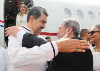 Esta imagen publicada por la Presidencia venezolana muestra al presidente de Venezuela, Nicolás Maduro (i), saludando al primer ministro de San Vicente y las Granadinas, Ralph Gonsalves (derecha), después de llegar al Aeropuerto Internacional Argyle en San Vicente y las Granadinas el 14 de diciembre de 2023