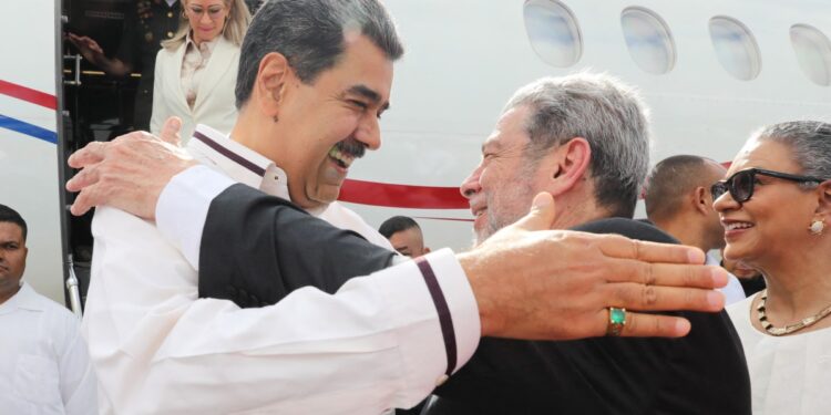 Esta imagen publicada por la Presidencia venezolana muestra al presidente de Venezuela, Nicolás Maduro (i), saludando al primer ministro de San Vicente y las Granadinas, Ralph Gonsalves (derecha), después de llegar al Aeropuerto Internacional Argyle en San Vicente y las Granadinas el 14 de diciembre de 2023