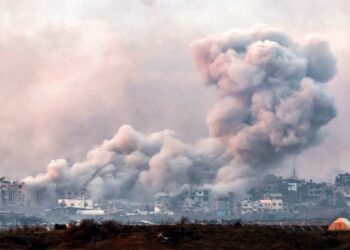 El humo se eleva sobre el norte de la Franja de Gaza durante el bombardeo israelí desde el sur de Israel el 14 de diciembre de 2023 en medio de continuas batallas entre Israel y el grupo militante palestino Hamás. (Foto de JACK GUEZ / AFP)