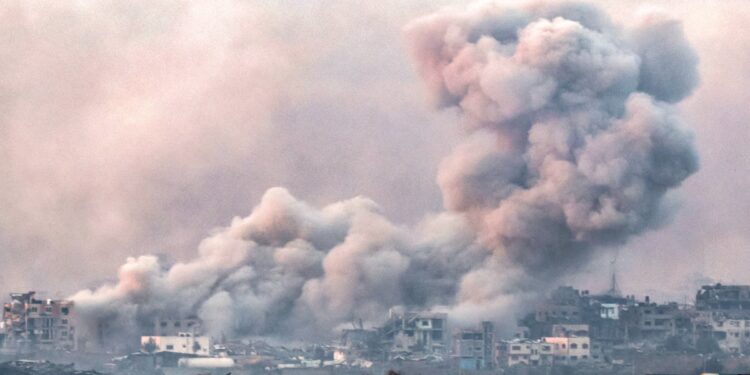 El humo se eleva sobre el norte de la Franja de Gaza durante el bombardeo israelí desde el sur de Israel el 14 de diciembre de 2023 en medio de continuas batallas entre Israel y el grupo militante palestino Hamás. (Foto de JACK GUEZ / AFP)